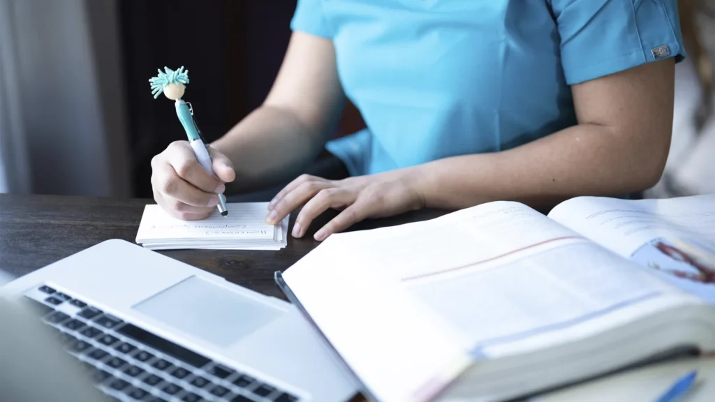 Por que investir em um curso técnico na área da saúde pode transformar o seu futuro?